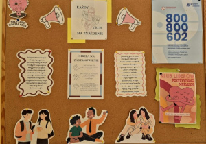 Gazetka szkolna na tablicy przy pokoju Pani pedagog, z informacjami na temat zadania ze Szkoły Myślenia Pozytywnego “Każdy głos ma znaczenie