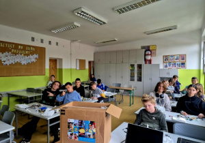 Wspólne zdjęcie całej klasy 7A z klockami LEGO.