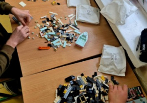 Połączone ławki przez chłopców z klasy 8B, by łatwiej im było wymieniać się klockami oraz pomysłami na budowle.
