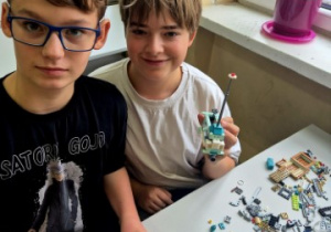 Chłopcy z klasy 7B pozujący ze swoimi konstrukcjami.