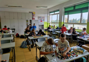 Wspólne zdjęcie klasy 4B pracującej w ciszy nad swoimi pomysłami.