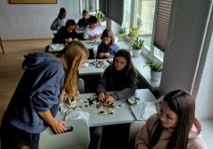 Cała klasa 7C skupiona na budowaniu swoich pomysłów z klocków