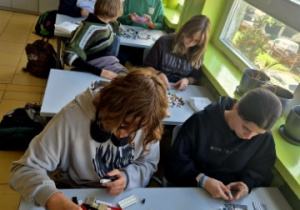 Wspólne zdjęcie uczniów z klasy 7A skupionych na budowaniu swoich przedmiotów.