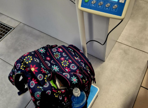 Plecak uczennicy leżący na wadze pokazujący wagę 10,34 kilograma.