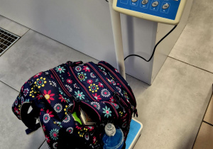 Plecak uczennicy leżący na wadze pokazujący wagę 10,34 kilograma.