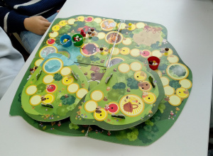 Zbliżenie na planszę gry pt. „Grzybobranie w zielonym gaju”.