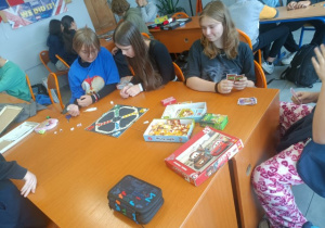 Uczniowie z klasy 7a grają w Chińczyka.