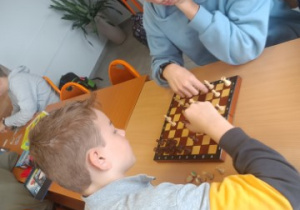 Dwaj uczniowie z klasy 7a grają w szachy.