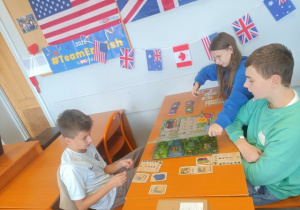 Troje uczniów z klasy 7a grają w grę Harry Potter.