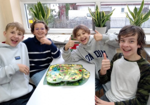 Chłopcy z 6b grają w planszówkę „Grzybobranie w zielonym gaju”