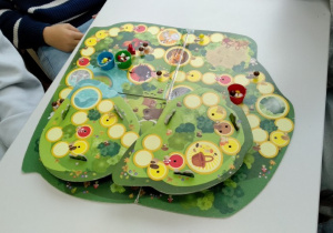 Zbliżenie na planszę gry pt. „Grzybobranie w zielonym gaju”