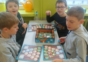 Czterej uczniowie z klasy 4a grają w grę Farmer.