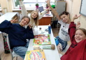 Dziewczęta z 6b wybrały do zabawy planszówkę pt. „Gorący ziemniak”