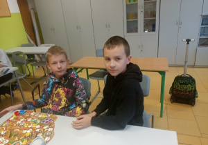 Dwaj uczniowie z klasy 4a grają w Grzybobranie.