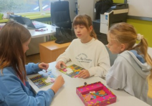 trzy uczniowie z klasy 4a grają w grę Ubongo.