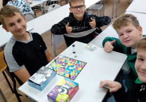 Uczniowie z 6b grają w grę planszowo – karcianą pt. „Wymień 5”