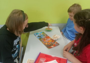 Troje uczniów z klasy 4a grają w grę Gorący ziemniak.