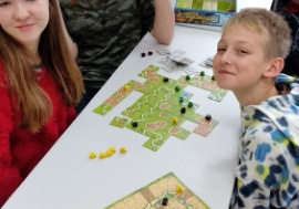 Uczniowie z 6b grają w grę pt.: „Carcassone”.