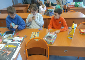 Trzej uczniowie z klasy 6a grają w grę Totem.