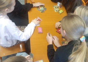 Uczennice z klasy 6a grają w grę Diamenty.