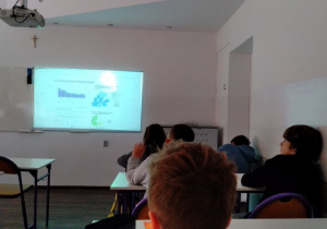 Uczniowie klasy 7 c oglądają prezentację multimedialną.