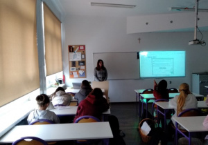 Uczniowie klasy 7 c oglądają prezentację multimedialną.