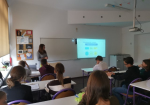 Uczniowie klasy 7 b oglądają prezentację multimedialną.