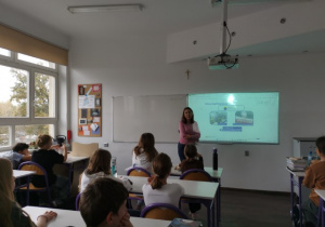 Uczniowie klasy 5 a oglądają prezentację multimedialną.