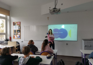 Uczniowie klasy 5 b oglądają prezentację multimedialną.