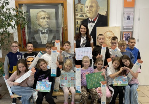 Uczniowie naszej szkoły wraz z upominkami z firm Educarium i Moje Bambino
