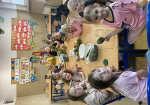 Uczniowie klasy 2C przygotowały niezbędne składniki do kiszenia ogórków.