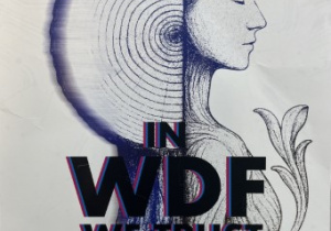 Plakat promujący festiwal: rysunek kobiety wyłaniającej się z pnia drzewa.