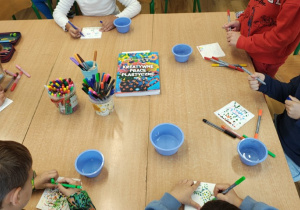 Uczniowie ozdabiają papier higieniczny mazakami