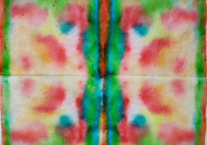 Gotowa praca plastyczna ucznia pt. „Tęczowy papier”