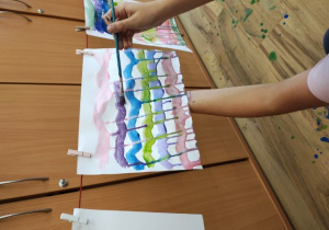 Malowanie grawitacyjne za pomocą rozwodnionych farb.