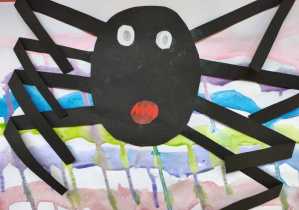 Gotowa praca plastyczna: czarny pająk.