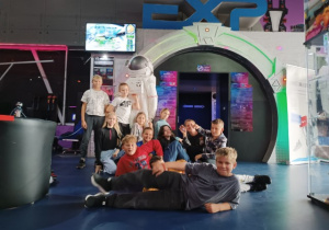 Uczniowie klasy 4b ustawieni do zdjęcia grupowego pod wejściem do Eksperymentarium