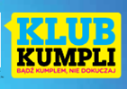 Na żółtym tle niebiesko czarny napis Klub Kumpli.