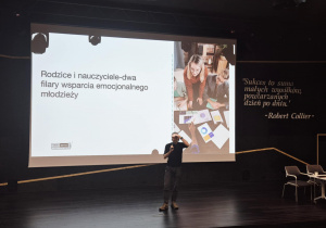 3.Pan Andrzej Araszkiewicz prowadzący prelekcje o filarach wsparcia emocjonalnego młodzieży.