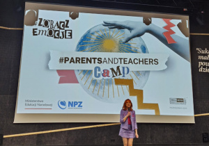 2.Pani Małgorzata Nowicka prowadząca spotkanie #parentsANDteachersCAMP.