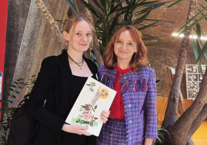 1.Wspólne zdjęcie pani Kingi Blachowskiej z Małgorzatą Nowicką, prezesem Fundacji “Instytut Edukacji Pozytywnej”.