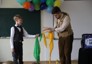 Uczeń klasy 1 pomaga magikowi w wykonywaniu sztuczek magicznych.