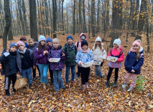 Zdjęcie grupowe uczniów klasy 2c w lesie.