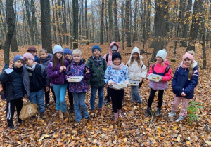 Zdjęcie grupowe uczniów klasy 2c w lesie.