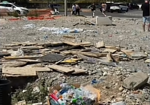 Zaśmiecone ulice miasta.