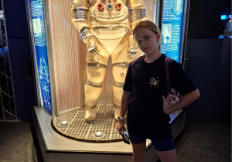 Uczennica klasy 5a przy gablocie ze skafandrem kosmicznym