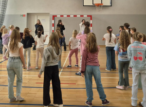Trzy dziewczyny z klas 8 prowadzące Przerwę Taneczną dla klas I-III.