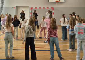 1.Trzy dziewczyny z klas 8 prowadzące Przerwę Taneczną dla klas I-III.