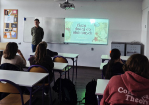 Antek z 7A prowadzący prelekcje w swojej klasie, wykorzystując przygotowaną wcześniej prezentacje.