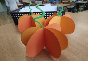 Papierowe dynie wykonane z pomarańczowego papieru.